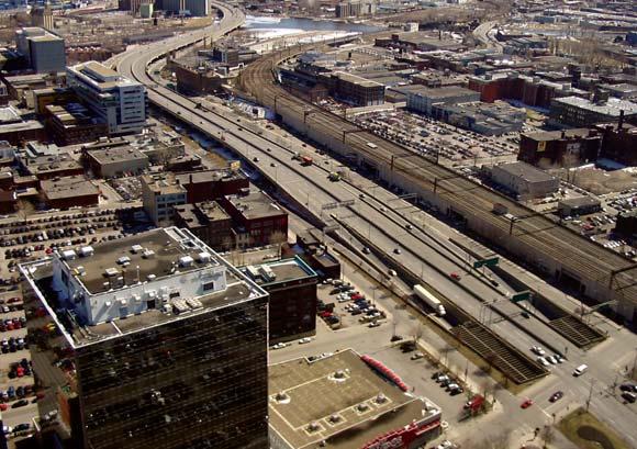 The transformation of this expressway segment frees up land owned by the City of Montreal and complements the redevelopment of the adjacent districts (QIM, Cité Multimédia and Griffintown).