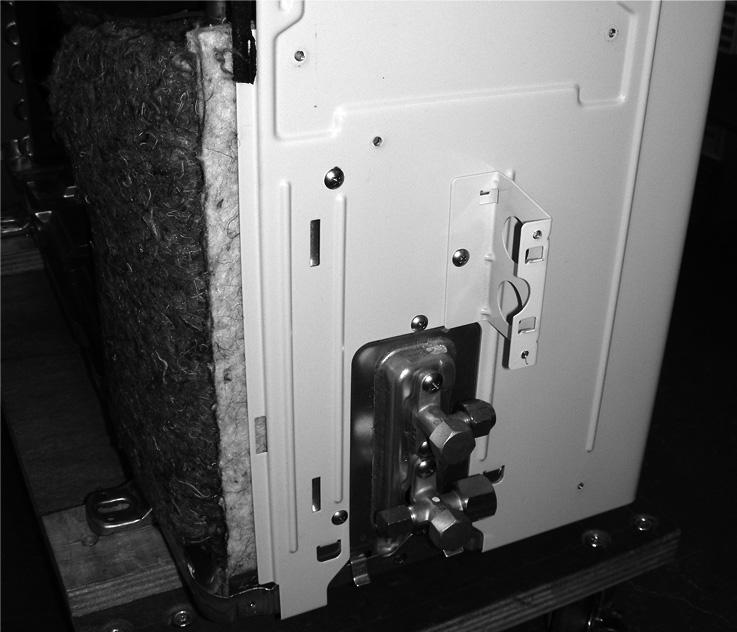 (4) Remove the screws fixing the heat sink support and the separator. (5) Remove the fixing screws of the terminal block support and the back panel. (6) Remove the inverter assembly.