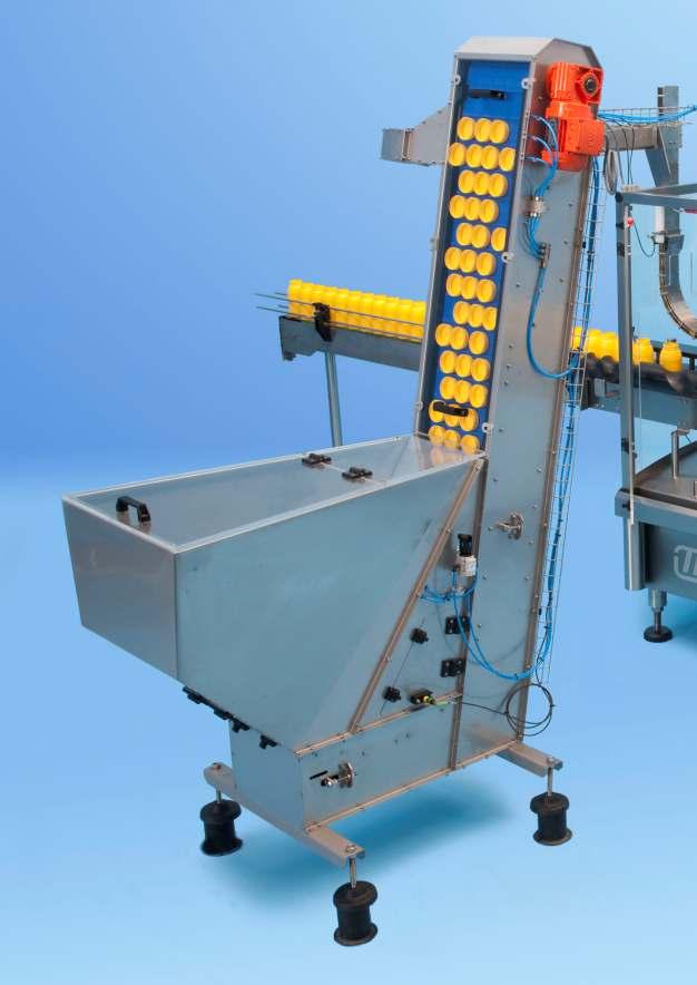 The bottles are transferred from the large bottle hopper onto a rotating disc where the bottles are oriented for base- or neck leading transfer into the unscrambler.