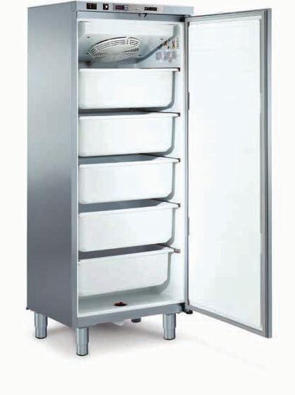 Wine refrigerated cabinet The AGI series includes a refrigerated cabinet speciic for the storage of wine. This model allows you to store 24 0.75 lt bottles upright, with a height of 32.