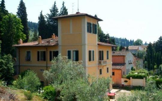 DESCRIPTION VILLA SESTO - FIRENZE - TUSCANY 6 Double bedrooms + 2 Bedrooms in lower floor- Pool Villa Sesto is located just outside of Florence (8 Km from the Cathedral) and it enjoys panoramic view