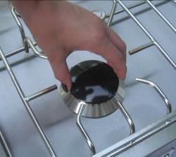 Make sure that the electrode and the hole and slots in the ring are not blocked with food or cleaning materials. Clean the burner rings by soaking them in very hot soapy water.