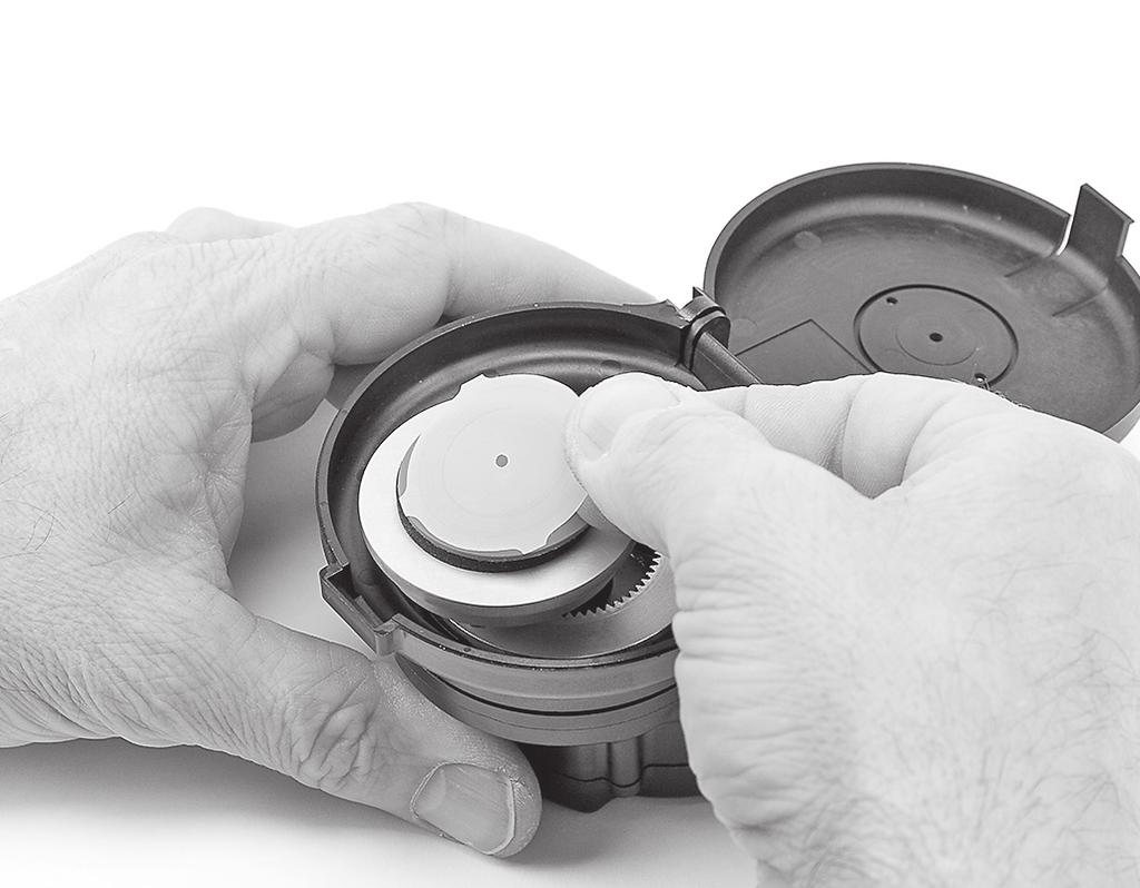Apply a new finishing disc. For proper performance, only one finishing disc may be installed at a time.