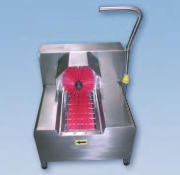 Dispersion system sprays detergent and water over the boots simultaneously. Adaptable venturi system dosage pump adds detergents. Brushes can be changed without using any tools.