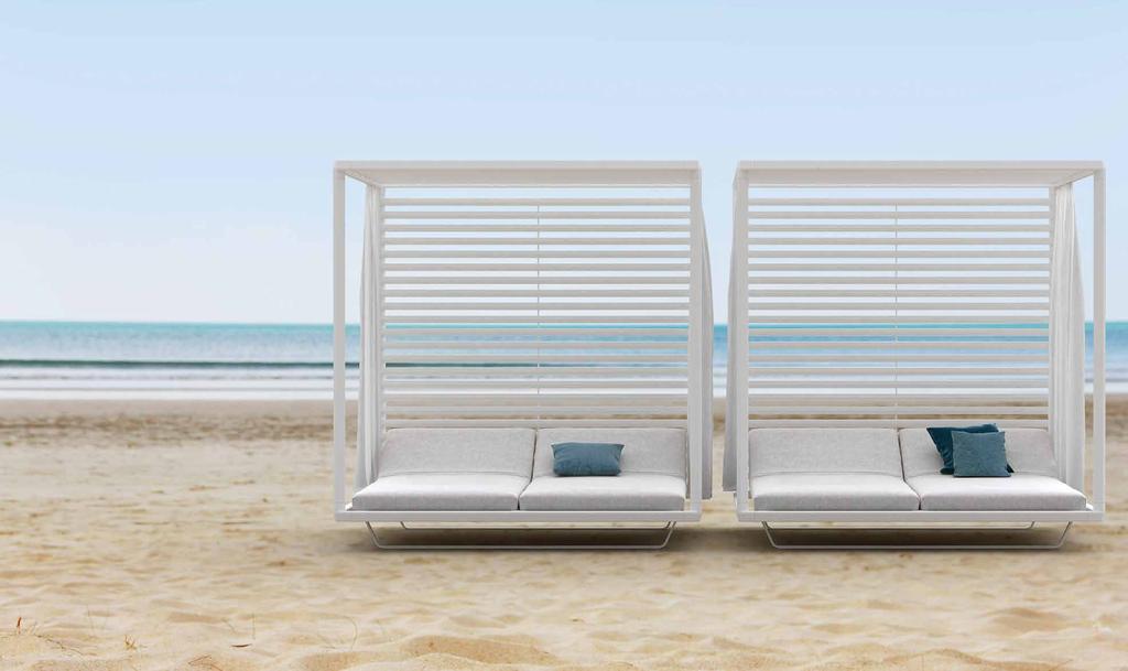 Pavilion daybed in white aluminium with roof in Sunvision Oyster.