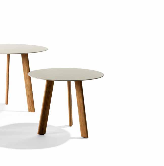 The slightly tapered, slimline legs in powdercoated aluminium combine with a circular or rectangular tabletop and are available in different heights.