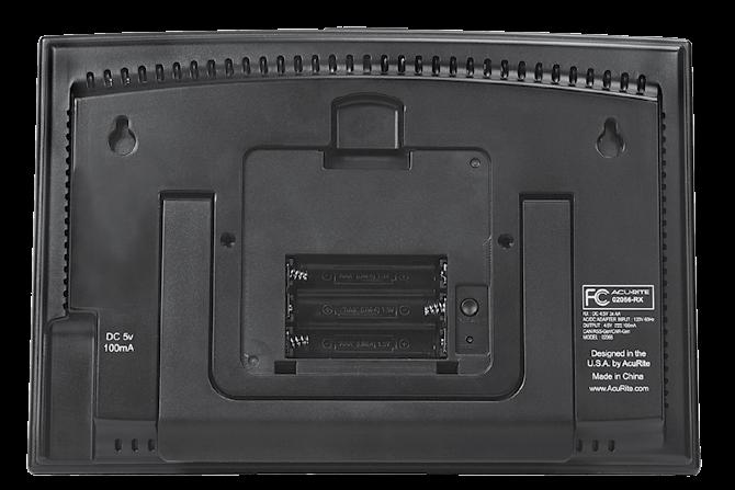 BACK OF DISPLAY 1 1 6 2 3 5 4 7 1. Integrated Hang Holes For easy wall mounting. 2. Battery Compartment 3.