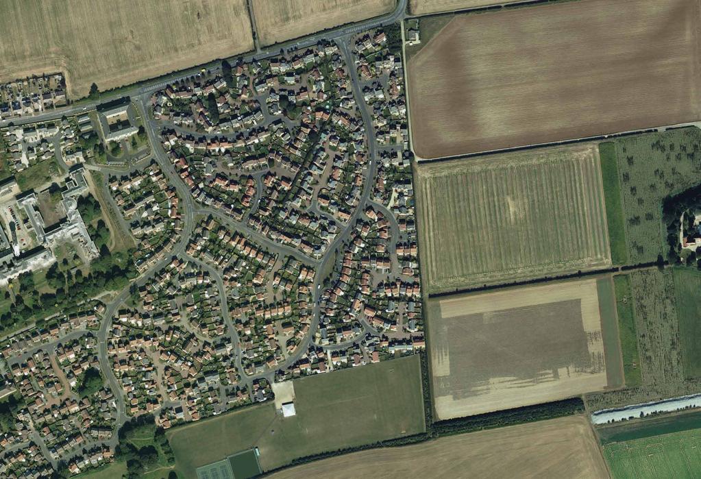 Aerial view of the site Site Background Located on the eastern edge of Bracebridge Heath, the site is bordered to the north by Canwick Avenue (B1131); to the west by the existing homes on Carlisle