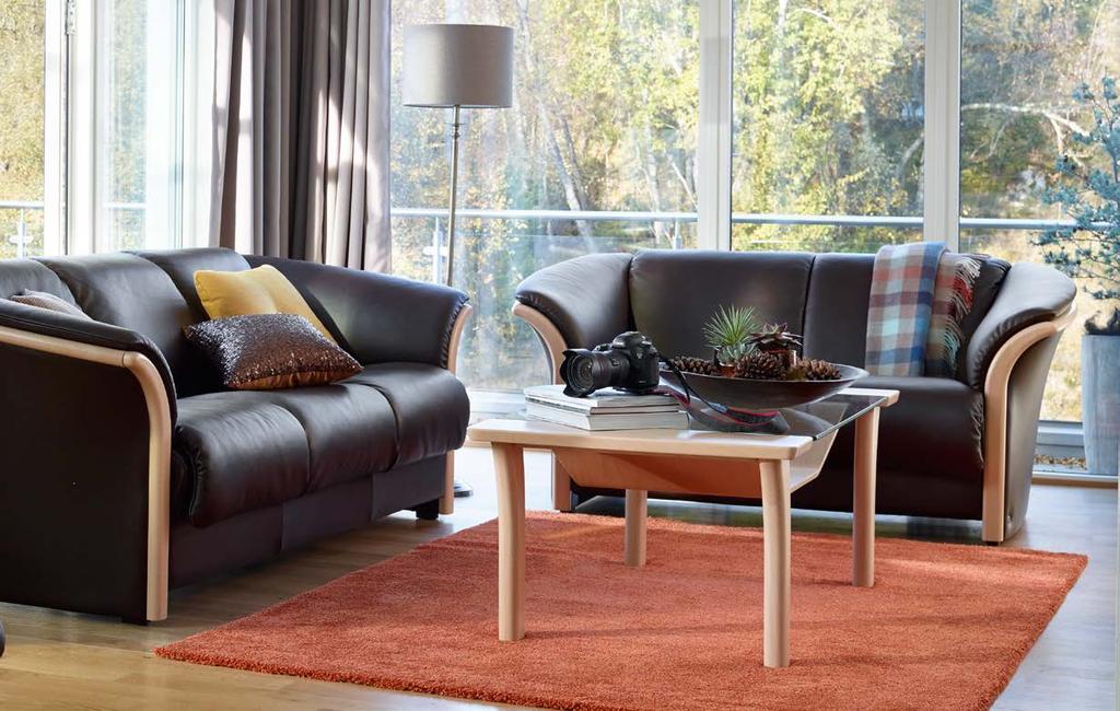 Classic and elegant Ekornes Manhattan combines delicate leather with elegant woodwork, enabling you to optimise the classic, exclusive look of your living room.