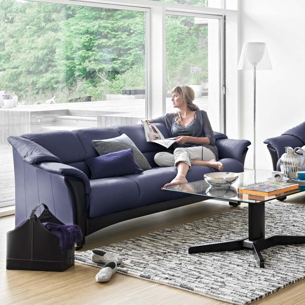 52/53 Comfort at the core Ekornes Oslo is a classic sofa that offers a choice of visible woodwork or a fully upholstered front.