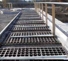The required load applied to the guardrail base can be, for example, a green roof, gravel or terrace slabs on grit.