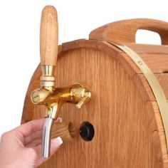 thermostat (6), which is placed under the tap and the wooden cap at the