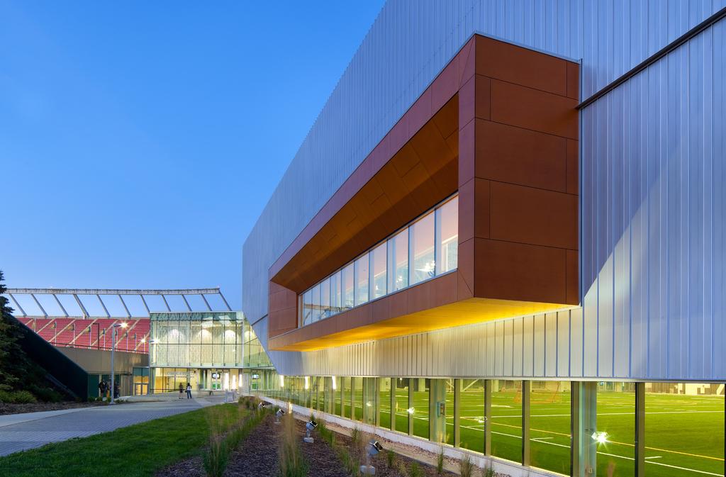 Commonwealth Community Recreation Centre & Edmonton Eskimo Field House, 2013 Award of Excellence, Urban Architecture 8 IMPLEMENTED RESIDENTIAL INFILL This category is for completed residential infill