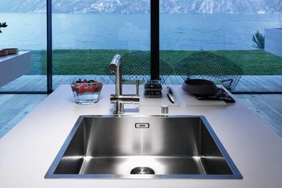 FRANKE STAINLESS STEEL SINK World leader in the production of sinks, Franke offers a unique range of products representing the very pinnacle of functionality and design, complete with various