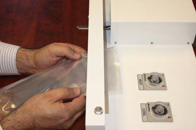 SETTING THE SEAL PART OF YOUR AMERIVACS RETRACTABLE NOZZLE VACUUM SEALER 1. Turn on your Vacuum Sealer by pressing the main On/Off (I/0) switch. 2.