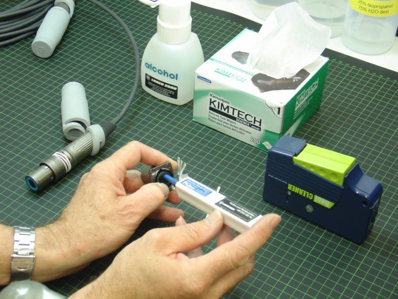 Cleaning of a Neutric opticalcon connector To clean the socket, push back the dust protection cap with light pressure.