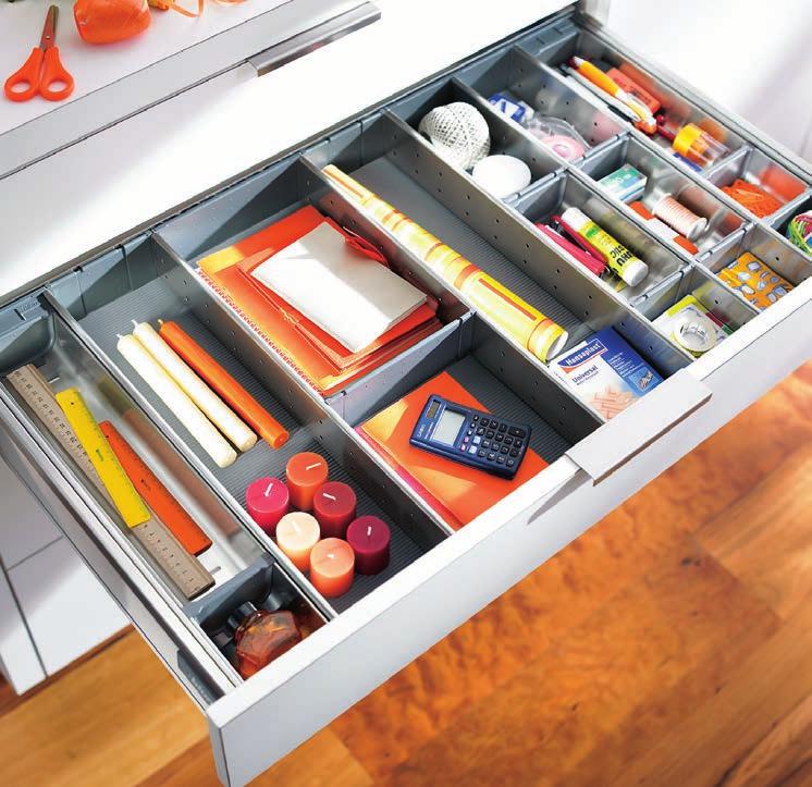 To calculate inside drawer width available: TANDEMBOX Inside cabinet width - 84 (3-5/16") Odds