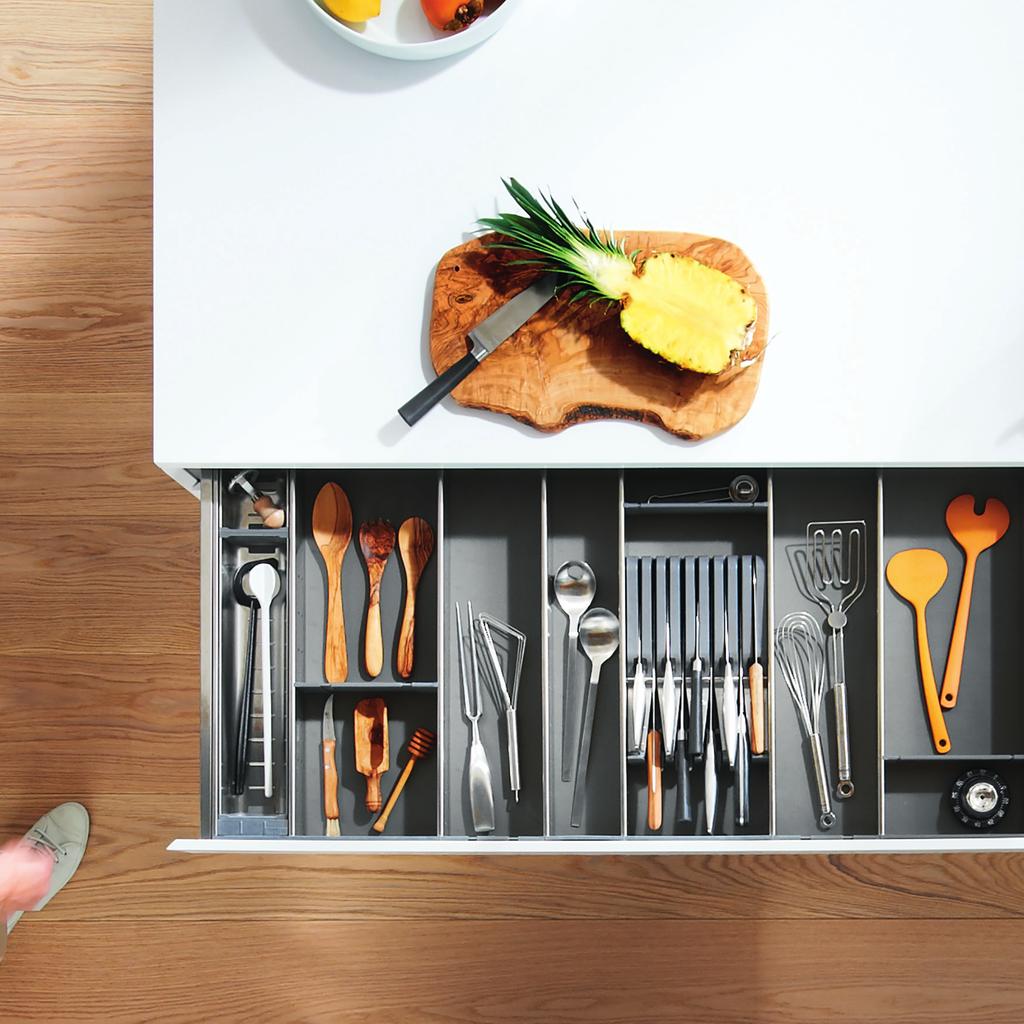 ORGA-LINE With this adjustable organization system, everything is stored where it can be seen.