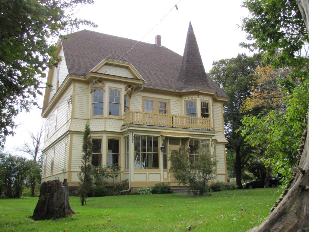 9. QUEEN ANNE REVIVAL (1885-1900) History In North America, the term Queen Anne Revival was loosely applied to describe an eclectic style which incorporated architectural elements borrowed from a
