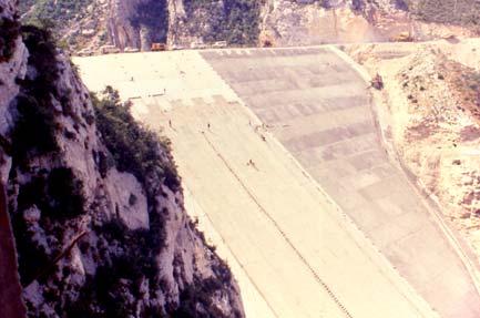 ft (1996) 1.55H/1V PVC 1.6H/1V BOVILLA DAM PVC geomembrane, 3 mm thick, heat-bonded to a polypropylene continuous filament needle-punched nonwoven geotextile, 700 g/m 2.