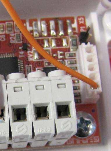 Signal cables must be clearly separated from power supply cables, or must feature a twin insulation.