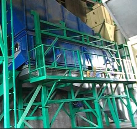 driven by the motor 7 kw, the steel sheets screen size 1.2 x 7.0 x 1.4 m which has the thickness 5 mm and diameter holes 1.8 mm.