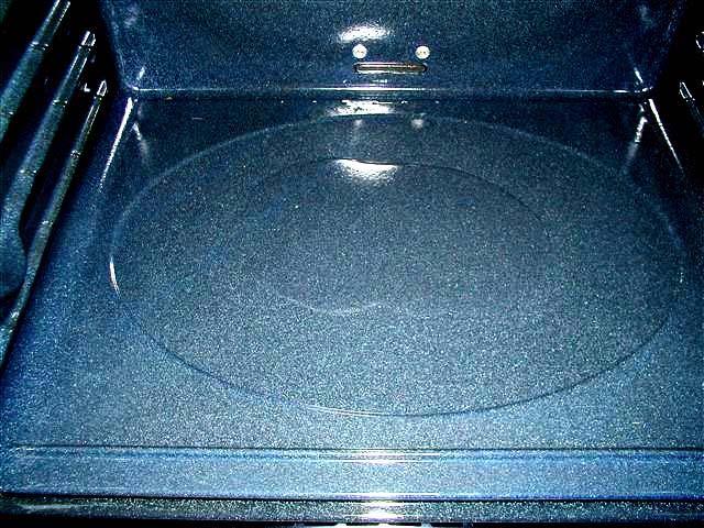 Do not place cookware or other items in the oven during the Steam Clean cycle. 2.