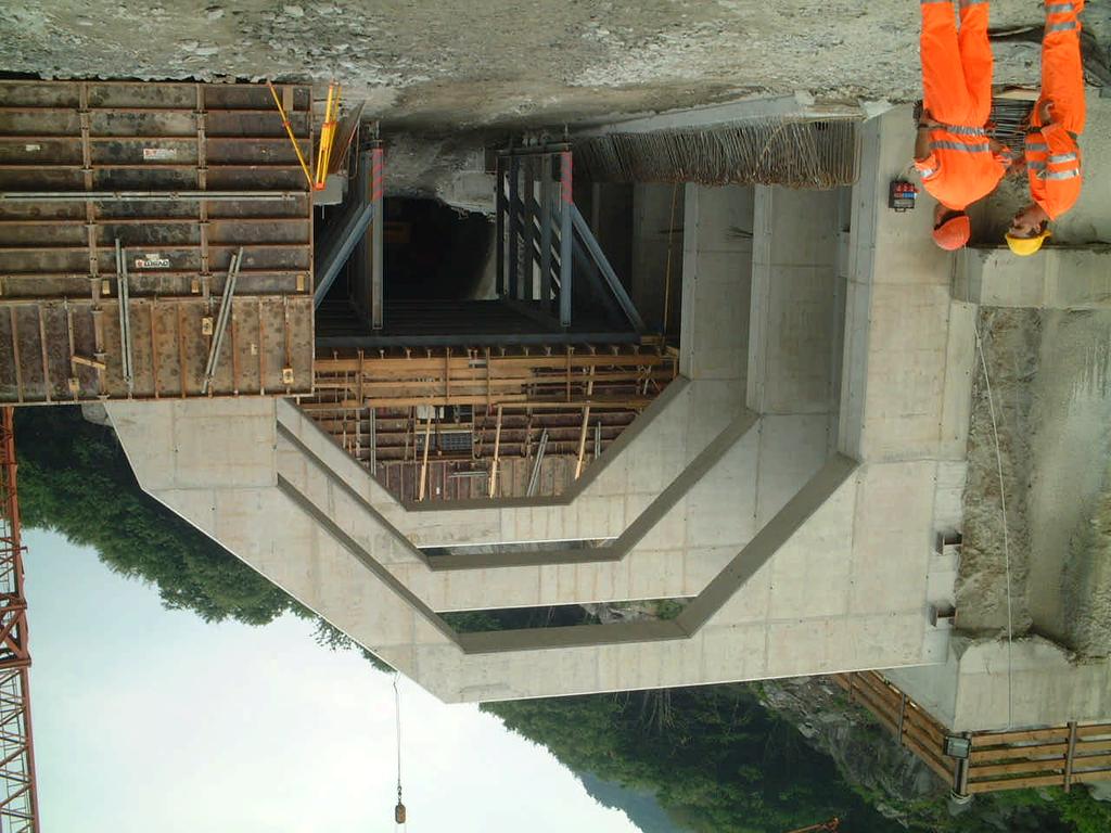 sary to build the portal and the first 300m of tunnel in a loose stone formation.