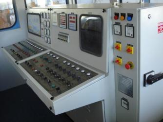 CONTROL CABIN A N D M I C R O P R O C E S S O R B A S E D PA N E L Fully computerized cabin with on board electric power console,