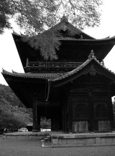 Nazenji vartai Japoniškas sodas. Autoriaus nuotraukos sostinėje draudžiama statyti aukštesnius nei 38 m pastatus, kad būtų išsaugotos tradiciškai architektūroje ir reljefe dominavusios horizontalės.