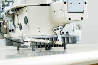 It helps feed difficult-to-feed materials to assist smooth sewing. (Example: Attaching flat elastic bands) Cloth puller : Flat type This is a flat type cloth puller.