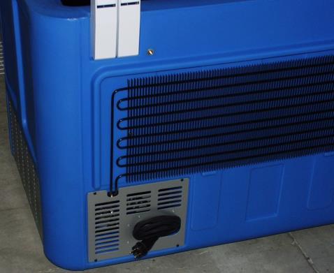 PERIODIQUE MAINTENANCE Monthly: Clean the compressor compartment and the condenser at the back side.
