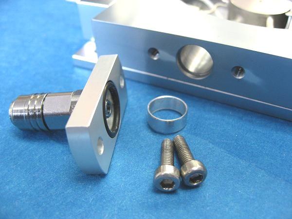 Make sure that the aluminium vacuum seal (3) insert is placed