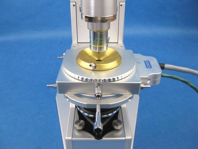 Using the two positioning screws ensure that the aperture is in the centre of the field of view and tighten the Locking Thumbscrew () to lock the stage in position For other types of microscope