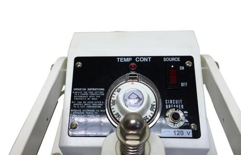 Getting to Know your Direct Heat Foot Sealer Control Panel Temperature Controller Adjustable timer for various material thicknesses Power Switch Turn off when sealer is not in use Seal Area Place