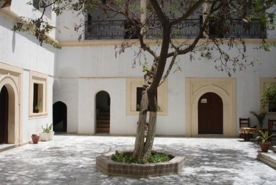 observed in Figure 6.3. Likewise, we find such buildings in the city, centered by an adorned water fountain (Figure 6.4). Figure 6.3: Earthy basin with atree in the center of the courtyard. Figure 6.4: Adorned water fountain in the center of the courtyard.