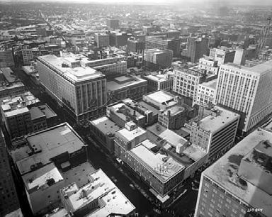 Minneapolis in the early 1950 s. Looking west over the Mississippi River. Source: MPL Archives By 1950 the city reached its peak population of 521,718.