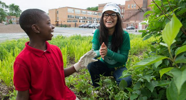 SPOTLIGHT: VIRGIL GRISSOM ELEMENTARY One of the first Space to Grow schools, Virgil Grissom Elementary in Hegewisch, created a great way to take care of the gardens during their very first summer by