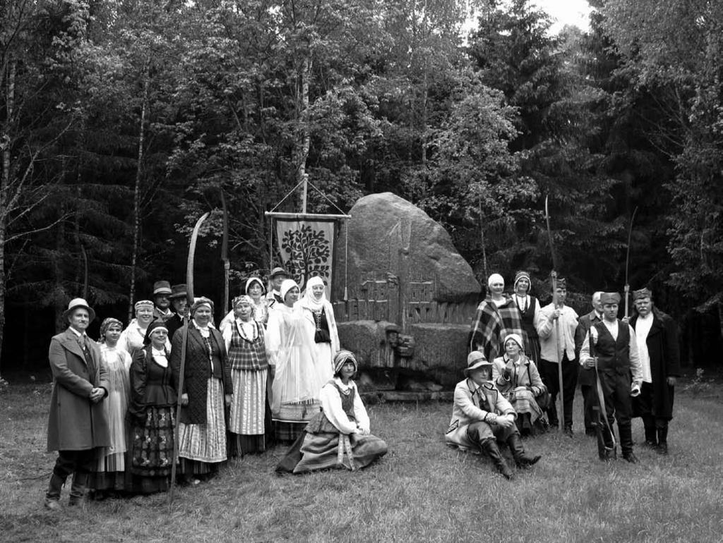Folkloro ansamblis Dijūta 1863 m. sukilėlių stovyklavietėje Anykščių r. Andriaus Bridžiaus nuotrauka. 2013 m.