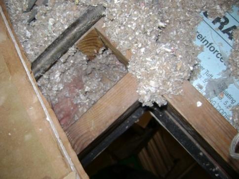 [1] The attic hatch has no fastening method.