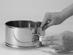 Rotate the Inner Pot to make certain that it is seated properly on the Heating Plate. Step 1 Place the cake pan on its base.