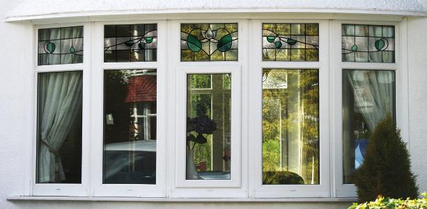 TB 1 Trailing Bay Sets Celebrate the sweeping elegance of your bay window with an eye catching, traditionally conceived decorative theme.