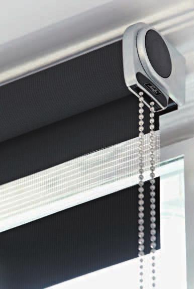 5819 5819 The level of transparency and incoming light can easily be adjusted using the metal chain control.