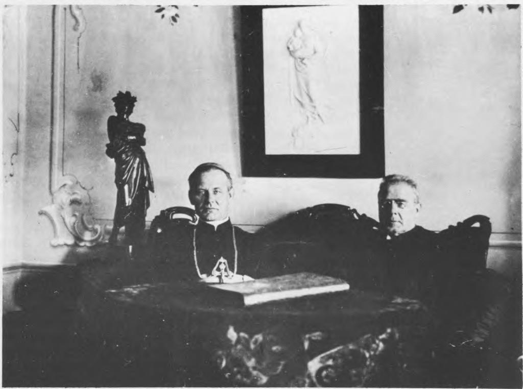 Maironis su vyskupu Paltaroku 1927 m. Poeto bute Kaune. Kaip aš gyvenu per Tėvą, taip ir tas, kuris mane valgo, gyvens per mane (Jn 6,57). Vertai maitindamiesi šia Duona, mes užsitikriname dangų.