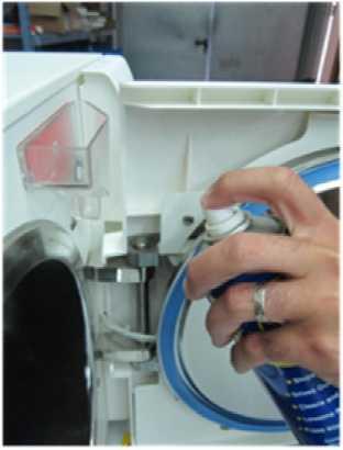 If the autoclave is only used occasionally, drain the water from the mineral free water