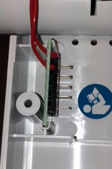 3) Align the battery with the battery pack contacts or each connector. Note the polarity and orientation of the connectors.