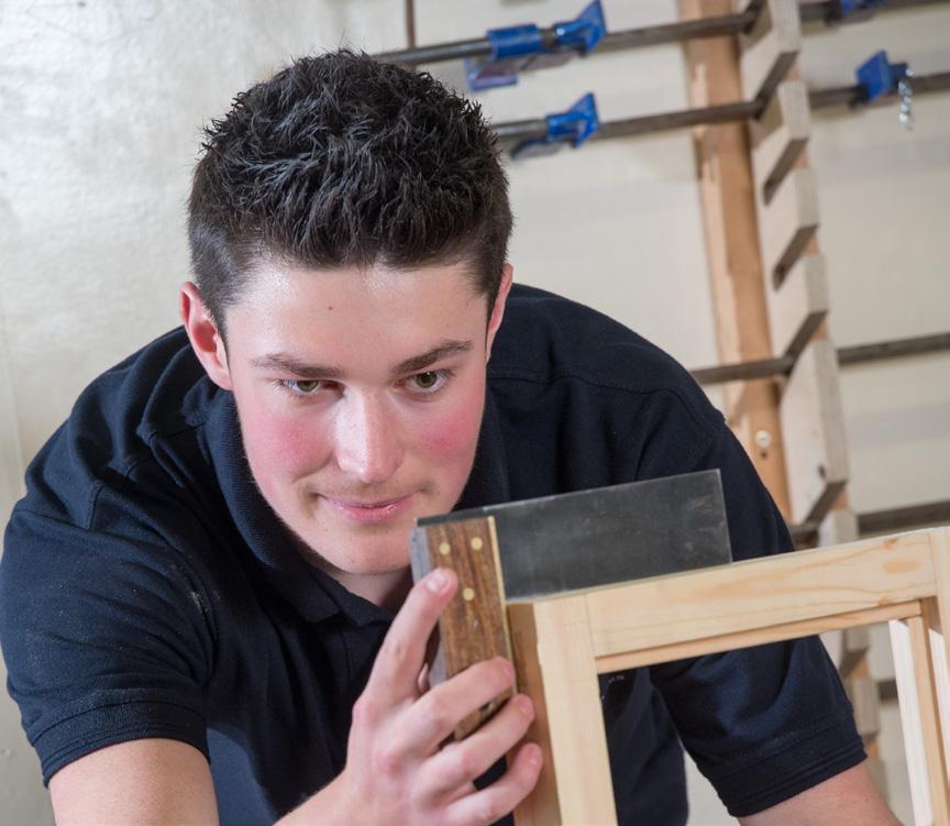 HOW TO APPLY APPLY ONLINE The application form for Screwfix s Trade Apprentice is accessible via the Screwfix Trade Apprentice Facebook page or Screwfix website. Please visit: www.screwfix.