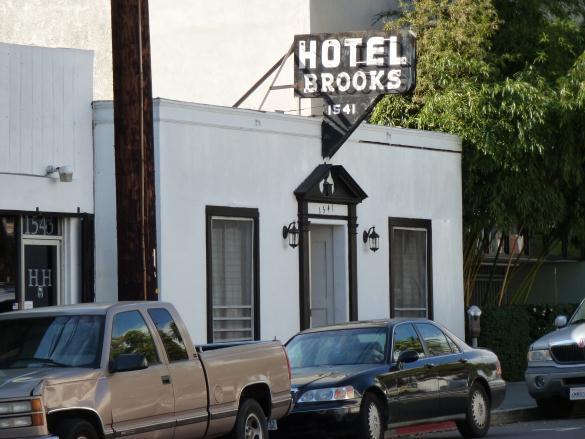 The attention-grabbing perpendicular orientation of this sign type, typically illuminated in neon, was popular choice for businesses, such as hotels, which relied upon