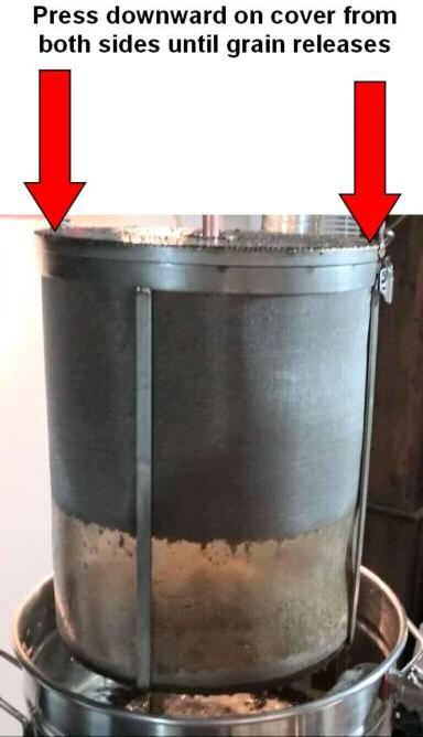 After mashing, if you desire to utilize the grain squeeze feature, follow these instructions. 1. Remove the 90 degree barbed elbow accessory and install the lifting ring accessory. 2.