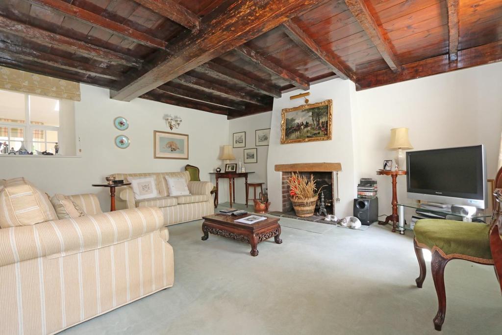 A charming, traditional farmhouse dating back to circa 1400 1550, with 18 th century additions, Les Reveaux sits in a sheltered position close to St Peters Church with attractive sunny gardens